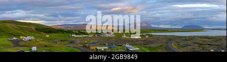 Campingplatz und Kirche von Reykjahlio Myvatn mit Aschekrater Hverfjall im Abendlicht, Reykjahlio, Norourland Eystra, Island Stockfoto