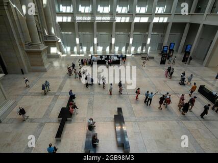 Großer Saal mit Ticketschaltern und Infobereich zu den Museen im Humboldt Forum, Berlin, Deutschland Stockfoto