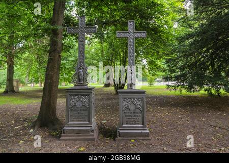 Alter Friedhof, Grabmal Friedrich Wilhelm Ludwig und Pauline Aichele, Kreuze, Ulm, Baden-Württemberg, Deutschland Stockfoto