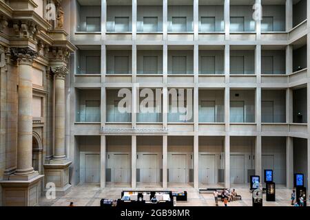 Großer Saal mit Ticketschaltern und Infobereich zu den Museen im Humboldt Forum, Berlin, Deutschland Stockfoto