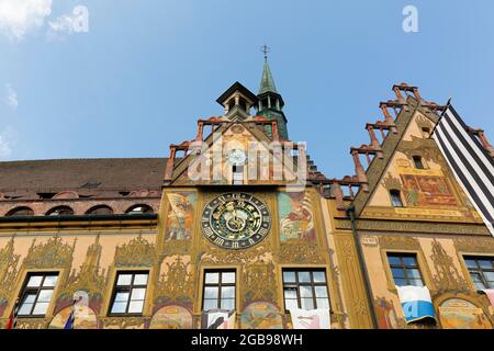 Reich verzierte astronomische Uhr mit Sternzeichen am Rathaus, Fassadenmalerei, Fresken an der Ostseite, Ulm, Baden-Württemberg Stockfoto