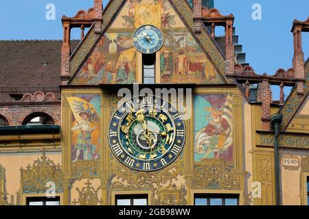 Reich verzierte astronomische Uhr mit Sternzeichen am Rathaus, Fassadenmalerei, Fresken an der Ostseite, Ulm, Baden-Württemberg Stockfoto