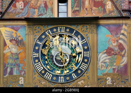 Reich verzierte astronomische Uhr mit Sternzeichen am Rathaus, Fassadenmalerei, Fresken an der Ostseite, Ulm, Baden-Württemberg Stockfoto