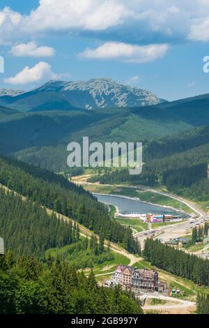 Blick auf das Skigebiet Bukovel, die Karpaten, die Ukraine Stockfoto