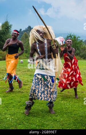 Zeremonie der ehemalige Wilderer im Virunga Nationalpark, Ruanda, Afrika Stockfoto