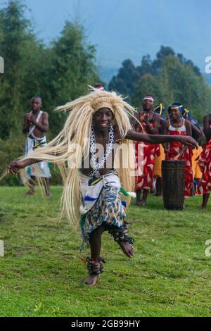 Zeremonie der ehemalige Wilderer im Virunga Nationalpark, Ruanda, Afrika Stockfoto