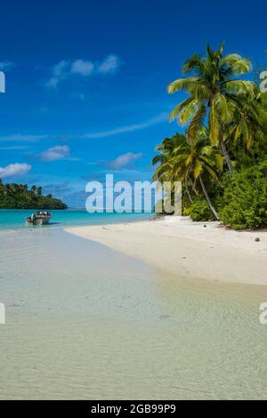 Weiße Sandbank im türkisfarbenen Wasser der Lagune von Aitutaki, Rarotonga und der Cook-Inseln Stockfoto