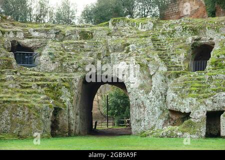 Römisches Amphitheater aus Tuffstein, Sutri, Provinz Viterbo, Region Latium, Italien Stockfoto