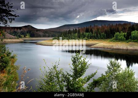 Blick über den Eckerstausee zum Brocken, Blocksberg, Brockenkuppe, See, Staudamm, Nationalpark Harz, Kolonnenweg, Lochplattenweg, Gruenes Band, Grenzweg Stockfoto