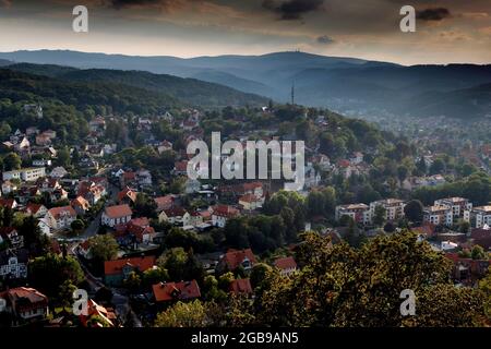 Blick vom Schloss auf die Stadt Werningerode und den Hochharz mit dem Brocken, Harz, Sachsen-Anhalt, Deutschland Stockfoto