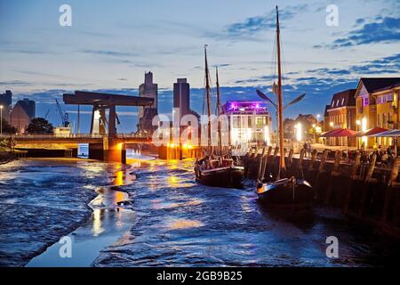 Husum-Hafen, Gezeitenhafen bei Ebbe am Abend, Binnenhafen, Stadthafen, Husum, Nordfriesland, Schleswig-Holstein, Deutschland Stockfoto