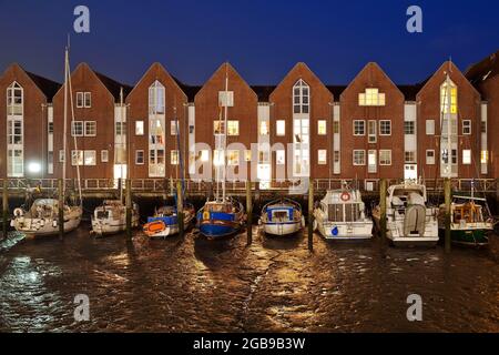 Husum-Hafen, Gezeitenhafen bei Ebbe am Abend, Binnenhafen, Stadthafen, Husum, Nordfriesland, Schleswig-Holstein, Deutschland Stockfoto