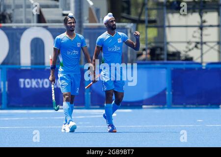 TOKIO, JAPAN - 3. AUGUST: Dilpreet Singh aus Indien und Mandeep Singh aus Indien treten während der Olympischen Spiele 2020 in Tokio im Oi Hockey Stadium am 3. August 2021 im Halbfinale der Männer an (Foto: Pim Waslander/Orange Picles) Stockfoto