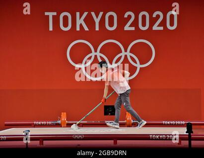 Tokio, Japan. August 2021. Ein Mitarbeiter wird am Montag, den 2. August 2021, beim Tokyo International Forum in Tokio, Japan, bei den Olympischen Spielen in Tokio bei der Gewichtheben der Frauen mit 87 kg gesehen. Foto von Keizo Mori/UPI Credit: UPI/Alamy Live News Stockfoto