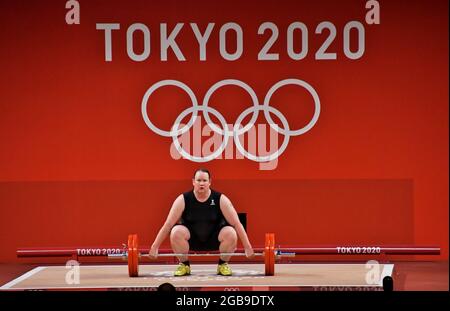 Tokio, Japan. August 2021. Die Neuseeländerin Laurel Hubbard tritt am Montag, den 2. August 2021, beim Tokyo International Forum in Tokio, Japan, beim 87 kg schweren Gewichtheben der Frauen bei den Olympischen Spielen in Tokio an. Foto von Keizo Mori/UPI Credit: UPI/Alamy Live News Stockfoto