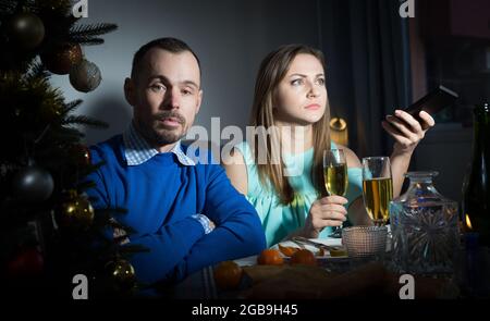 Zank Pärchen beim Abendessen in der Weihnachtsnacht Stockfoto