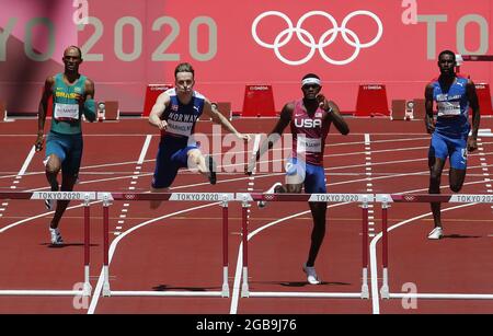 Tokio, Japan. August 2021. Der Norweger Karsten Warholm (2. L) gewinnt die Goldmedaille und stellt beim Leichtathletik-Wettbewerb während der Olympischen Sommerspiele in Tokio am Dienstag, den 3. August 2021, einen neuen Weltrekord von 45.94 bei den 400-m-Hürden der Männer auf. Benjamin Rai aus den USA (2. R) gewann die Silbermedaille und Alison dos Santos aus Brasilien (L) gewann die Bronze. Foto von Bob Strong/UPI. Kredit: UPI/Alamy Live Nachrichten Stockfoto