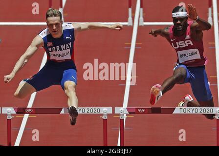 Tokio, Japan. August 2021. Der norwegische Karsten Warholm (L) gewinnt die Goldmedaille und stellt beim Leichtathletik-Wettbewerb während der Olympischen Sommerspiele in Tokio am Dienstag, den 3. August 2021, einen neuen Weltrekord von 45.94 bei den 400-m-Hürden der Männer auf. Benjamin Rai aus den USA (R) gewann die Silbermedaille und der Brasilianer Alison dos Santos gewann die Bronze. Foto von Bob Strong/UPI. Kredit: UPI/Alamy Live Nachrichten Stockfoto