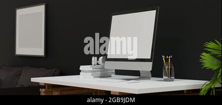 Seitenansicht, Home-Arbeitsplatz im modernen Wohnzimmer, PC auf Arbeitstisch, Dekorationen, dunkelgraues Sofa, Zimmerpflanzen, Frame-Mockup, 3d-Rendering, 3d i Stockfoto
