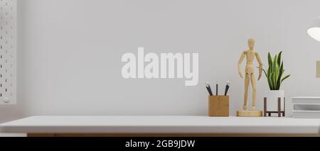 Minimalistischer Arbeitsbereich mit heller Inneneinrichtung, weißer Wand, Kopierfläche auf Tisch, Holzfigur, Pflanze im Topf, Bleistifte, 3d-Rendering, 3d-Illustration Stockfoto