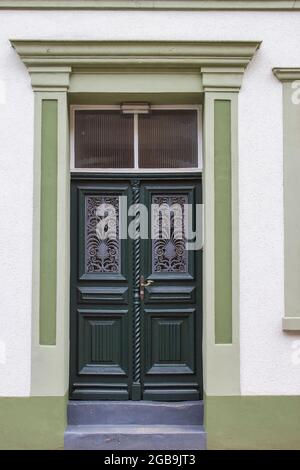 Alte Holzhaustür in deutscher Kleinstadt, Issum, Nordrhein-Westfalen Stockfoto