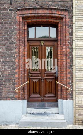 Alte Holzhaustür in deutscher Kleinstadt, Issum, Nordrhein-Westfalen, Deutschland Stockfoto