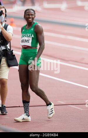 03. August 2021: ESE Brume aus Nigeria gewinnt die Bronzemedaille mit einem Sprung von 6,97m im Long-Finale der Frauen während des Leichtathletik-Wettbewerbs im Olympiastadion in Tokio, Japan. Daniel Lea/CSM} Stockfoto