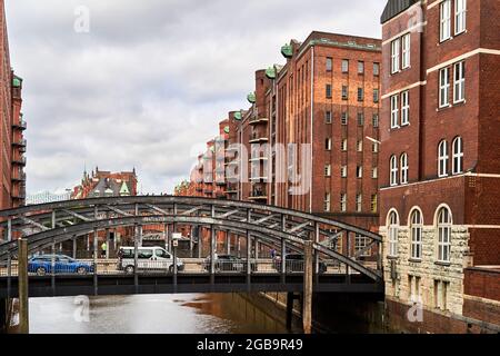 Hamburg, 22. Juli 2021: Historische gusseiserne Barbogenbrücke über einen Kanal in der Speicherstadt Stockfoto