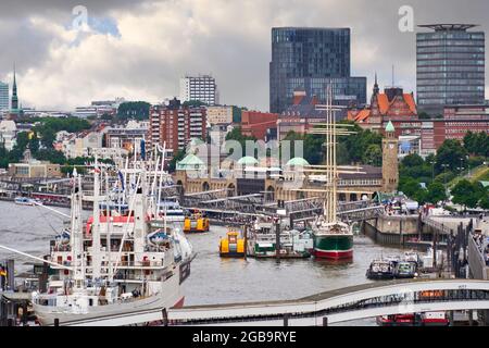 Hamburg, 22. Juli 2021: Luftaufnahme über den Touristenhafen mit Anlegestellen und hanseatischer Skyline im Hintergrund Stockfoto