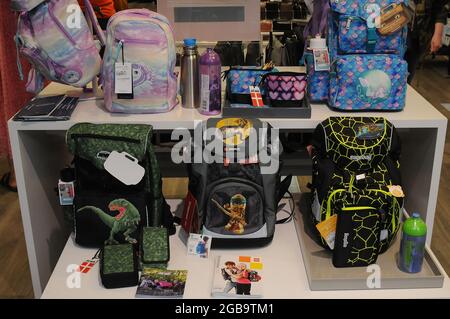 Kopenhagen, Dänemark.,02 August 2021, Kinderschule zurück ´Pack Odisplay zum Verkauf in Taschen abd Koffer stoe i danis Hauptstadt. (Foto..Francis Joseph Stockfoto