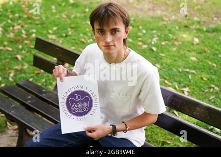 Edward Roberts auf dem Gelände des Southwell Minster in Nottinghamshire mit seinem Siegerentwurf für den Queen's Platinum Jubilee Emblem Competition. Im Jahr 2022 wird Königin Elizabeth II. Die erste britische Monarchin sein, die am 6. Februar 1952 ein Platin-Jubiläum feiert - siebzig Jahre Dienstzeit - und den Thron bestiegen hat. Bilddatum: Montag, 2. August 2021. Stockfoto