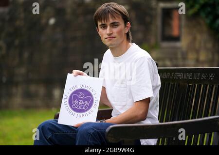 Edward Roberts auf dem Gelände des Southwell Minster in Nottinghamshire mit seinem Siegerentwurf für den Queen's Platinum Jubilee Emblem Competition. Im Jahr 2022 wird Königin Elizabeth II. Die erste britische Monarchin sein, die am 6. Februar 1952 ein Platin-Jubiläum feiert - siebzig Jahre Dienstzeit - und den Thron bestiegen hat. Bilddatum: Montag, 2. August 2021. Stockfoto