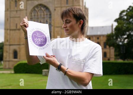 Edward Roberts auf dem Gelände des Southwell Minster in Nottinghamshire mit seinem Siegerentwurf für den Queen's Platinum Jubilee Emblem Competition. Im Jahr 2022 wird Königin Elizabeth II. Die erste britische Monarchin sein, die am 6. Februar 1952 ein Platin-Jubiläum feiert - siebzig Jahre Dienstzeit - und den Thron bestiegen hat. Bilddatum: Montag, 2. August 2021. Stockfoto