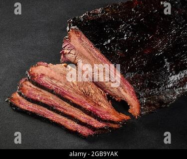 In Scheiben geschnittenes saftiges Kalbsfilet in Grillsauce Stockfoto