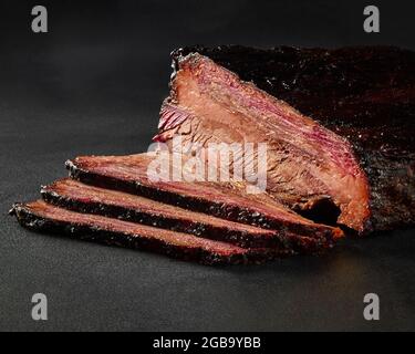 Scheiben gegrillter Kalbslende in Barbecue-Sauce auf grauem Hintergrund Stockfoto