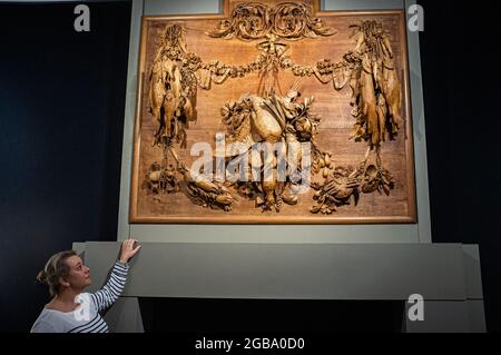 BONHAMS 2. August 2021. Eine Ausstellung von Bonhams in der New Bond Street. Jahrhunderte in der Entstehung. Die Ausstellung, die in Partnerschaft mit der Grinling Gibbons Society steht, markiert den Start einer nationalen Ausstellung, die das Leben, Genie und Erbe des Holzschnitzers und Bildhauers Grinling Gibbons aus dem 17. Jahrhundert feiert. Die Ausstellung öffnet am Dienstag, den 3. August - 300 Jahre nach Gibbons' Tod. Credit amer Ghazzal/Alamy Live News. Stockfoto