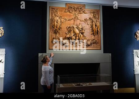 BONHAMS 2. August 2021. Eine Ausstellung von Bonhams in der New Bond Street. Jahrhunderte in der Entstehung. Die Ausstellung, die in Partnerschaft mit der Grinling Gibbons Society steht, markiert den Start einer nationalen Ausstellung, die das Leben, Genie und Erbe des Holzschnitzers und Bildhauers Grinling Gibbons aus dem 17. Jahrhundert feiert. Die Ausstellung öffnet am Dienstag, den 3. August - 300 Jahre nach Gibbons' Tod. Credit amer Ghazzal/Alamy Live News. Stockfoto