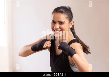 EINE FRÖHLICHE WRESTLERIN KÄMPFT GLÜCKLICH Stockfoto