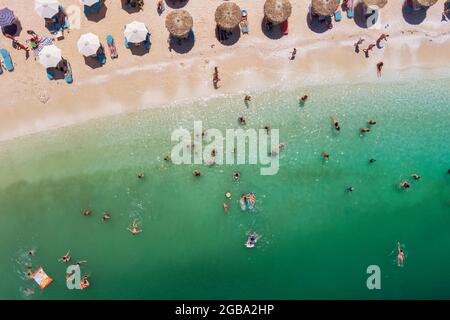 Porto Vathy, Marble Beach, Thassos, Griechenland- 19. Juli 2021: Luftaufnahme des Strandes von Porto Vathy eines smaragdgrünen und transparenten Mittelmeers mit einem Stockfoto