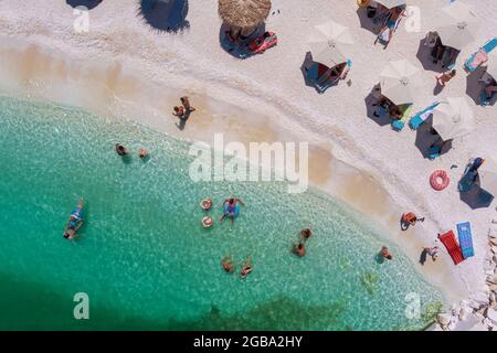 Porto Vathy, Marble Beach, Thassos, Griechenland- 19. Juli 2021: Luftaufnahme des Strandes von Porto Vathy eines smaragdgrünen und transparenten Mittelmeers mit einem Stockfoto