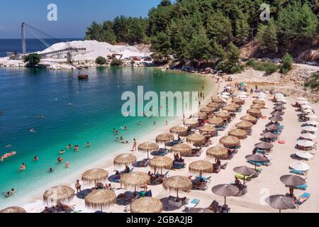 Porto Vathy, Marble Beach, Thassos, Griechenland- 19. Juli 2021: Luftaufnahme des Strandes von Porto Vathy eines smaragdgrünen und transparenten Mittelmeers mit einem Stockfoto