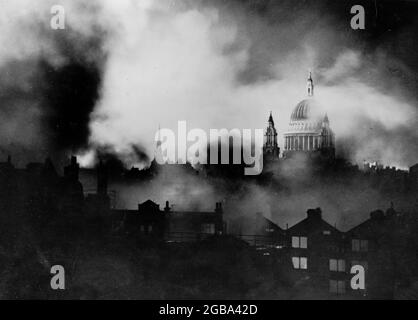 LONDON, ENGLAND, Vereinigtes Königreich - 1940. Dezember - St. Paul's Cathedral in London, England, Vereinigtes Königreich, inmitten von Rauch und Flammen des deutschen Nachtangriffs im Dezember 1940. Af Stockfoto