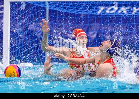 TOKIO, JAPAN - 3. AUGUST: Paula Leiton aus Spanien, Huan Wang aus China während des olympischen Wasserball-Turniers 2020 der Frauen im Viertelfinale zwischen Spanien und China am 3. August 2021 im Tatsumi Waterpolo Center in Tokio, Japan (Foto: Marcel ter Bals/Orange Picics) Credit: Orange Pics BV/Alamy Live News Stockfoto