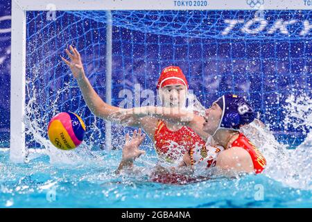 TOKIO, JAPAN - 3. AUGUST: Paula Leiton aus Spanien, Huan Wang aus China während des olympischen Wasserball-Turniers 2020 der Frauen im Viertelfinale zwischen Spanien und China am 3. August 2021 im Tatsumi Waterpolo Center in Tokio, Japan (Foto: Marcel ter Bals/Orange Picics) Credit: Orange Pics BV/Alamy Live News Stockfoto