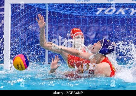 TOKIO, JAPAN - 3. AUGUST: Paula Leiton aus Spanien, Huan Wang aus China während des olympischen Wasserball-Turniers 2020 der Frauen im Viertelfinale zwischen Spanien und China am 3. August 2021 im Tatsumi Waterpolo Center in Tokio, Japan (Foto: Marcel ter Bals/Orange Picics) Credit: Orange Pics BV/Alamy Live News Stockfoto