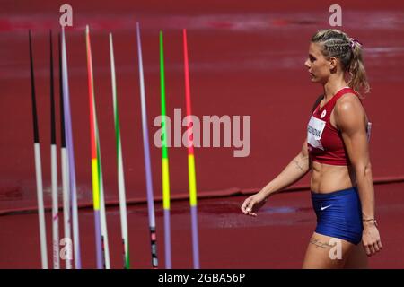 Tokio, Japan. August 2021. Die tschechische Athletin Nikola Ogrodnikova nimmt während der Olympischen Sommerspiele 2020 in Tokio am 3. August 2021 an der Qualifikation für den Speerwurf der Frauen Teil. Kredit: Martin Sidorjak/CTK Foto/Alamy Live Nachrichten Stockfoto