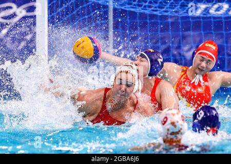 TOKIO, JAPAN - 3. AUGUST: Paula Leiton aus Spanien, Xinyan Wang aus China während des olympischen Wasserball-Turniers 2020 der Frauen im Viertelfinale zwischen Spanien und China am 3. August 2021 im Tatsumi Waterpolo Center in Tokio, Japan (Foto: Marcel ter Bals/Orange Picics) Credit: Orange Pics BV/Alamy Live News Stockfoto