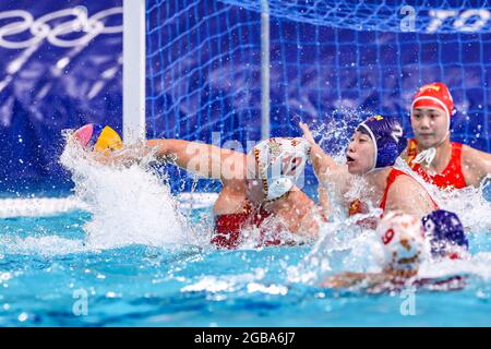 TOKIO, JAPAN - 3. AUGUST: Paula Leiton aus Spanien, Xinyan Wang aus China während des olympischen Wasserball-Turniers 2020 der Frauen im Viertelfinale zwischen Spanien und China am 3. August 2021 im Tatsumi Waterpolo Center in Tokio, Japan (Foto: Marcel ter Bals/Orange Picics) Credit: Orange Pics BV/Alamy Live News Stockfoto