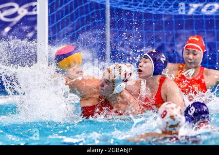 TOKIO, JAPAN - 3. AUGUST: Paula Leiton aus Spanien, Xinyan Wang aus China während des olympischen Wasserball-Turniers 2020 der Frauen im Viertelfinale zwischen Spanien und China am 3. August 2021 im Tatsumi Waterpolo Center in Tokio, Japan (Foto: Marcel ter Bals/Orange Picics) Credit: Orange Pics BV/Alamy Live News Stockfoto