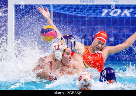 TOKIO, JAPAN - 3. AUGUST: Paula Leiton aus Spanien, Xinyan Wang aus China während des olympischen Wasserball-Turniers 2020 der Frauen im Viertelfinale zwischen Spanien und China am 3. August 2021 im Tatsumi Waterpolo Center in Tokio, Japan (Foto: Marcel ter Bals/Orange Picics) Credit: Orange Pics BV/Alamy Live News Stockfoto